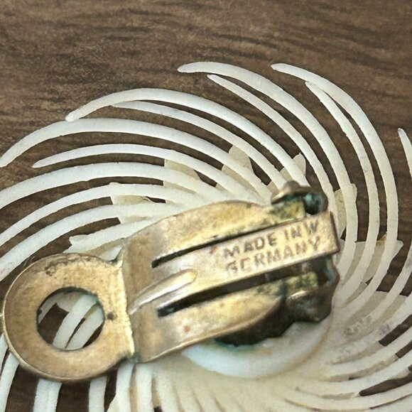 Vintage 1950s W. Germany White Plastic Flower Necklace Clip Earrings - Picture 4 of 4